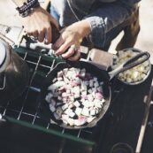 Illa Barebones gietijzeren koekenpan 25cm, authentieke braadpan voor traditionele gerechten, multifunctioneel gietijzeren kookgerei voor keuken en kampvuur, premium pan voor gastronomische kookbeleving bij Illa home decor Keerbergen