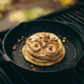Illa Barebones gietijzeren koekenpan 25cm, authentieke braadpan voor traditionele gerechten, multifunctioneel gietijzeren kookgerei voor keuken en kampvuur, premium pan voor gastronomische kookbeleving bij Illa home decor Keerbergen