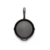 Illa Barebones gietijzeren koekenpan 30cm, royale inductiebestendige koekenpan voor familiekoken, premium gietijzer voor professionele kookresultaten, veelzijdige pan voor keuken en buitenleven bij Illa home decor Keerbergen
