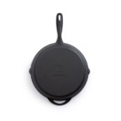 Illa Barebones gietijzeren koekenpan 30cm, royale inductiebestendige koekenpan voor familiekoken, premium gietijzer voor professionele kookresultaten, veelzijdige pan voor keuken en buitenleven bij Illa home decor Keerbergen