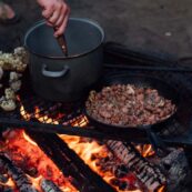 Illa Barebones gietijzeren koekenpan 30cm, royale inductiebestendige koekenpan voor familiekoken, premium gietijzer voor professionele kookresultaten, veelzijdige pan voor keuken en buitenleven bij Illa home decor Keerbergen