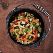 Illa Barebones gietijzeren Dutch oven classic 30cm, royale braadpan van 7,5 liter voor gezellige familiegerechten, ambachtelijke kookpot voor sfeervolle etentjes en winterse stoofpotjes, duurzame keukenessential voor warme familiemomenten bij Illa home decor Keerbergen