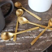 Illa Stuff Design set de 6 mini cuillères cuivre, délicates cuillères en métal finition cuivre, accessoires de table raffinés pour tables modernes, set exclusif de petites cuillères chez Illa home decor Keerbergen