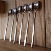 Illa Stuff Design set de 6 cuillères argent, élégantes longues cuillères de service finition argentée, accessoires de table luxueux pour dîners modernes, set de cuillères exclusif chez Illa home decor Keerbergen